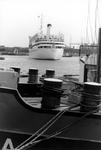 2005-9748 Een zeeschip wordt de Rijnhaven ingemanoeuvreerd.