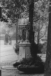 2005-9803 Op het Stadhuisplein staat het Wallace fontein oftewel de Vier gratiën uit het jaar 1872 dat werd gebruikt ...