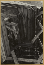 2016-25-42 Zicht op het houten geraamte, de bekisting, van het middenstuk van het Bouwcentrum in aanbouw.