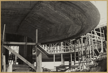 2016-25-44 Zicht op het ronde houten geraamte van het middenstuk van het Bouwcentrum in aanbouw.