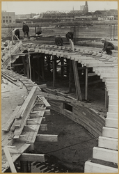 2016-25-80 Het Bouwcentrum in aanbouw. Mannen zijn bezig met de houten bekisting.