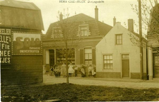 BERG-13 Kruidenierswinkel van Gerrit Metselaar aan de Dorpsstraat 89. Rechts ervan, het huis van C. Heitman. Links de ...
