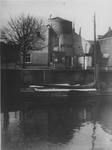 XVI-35-01-02 Het Boerengat met de afgeknotte molen Roode Leeuw (Roomolen) op de Oostmolenwerf, uit het oosten. In het ...
