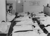 XXII-133-01-1 Kleuterschool aan de Libellenstraat met interieur: kinderen liggen in bed tijdens de rustpauze, onder ...