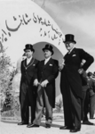 XXXIII-1201-2 Z.K.M. de Sjah van Iran Mohammed Reza Pahlavi brengt een bezoek aan Rotterdam, vergezeld van het ...