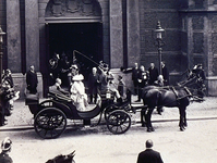 XXXIII-306-01-09 15 juli 1915Bezoek van H.M. de Koningin aan de gerestaureerde Sint Laurenskerk. De Koningin H.M. ...