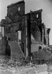 XXXIII-569-16-16 Op de voorgrond de door het Duitse bombardement van 14 mei 1940 getroffen oude stadhuis gezien van de ...