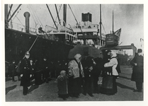 1968-1765 Oost-Europese landverhuizers (emigranten) via Rotterdam op weg naar Amerika met een schip van de Northwest ...