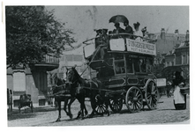 1968-1768 De stadsomnibus getrokken door Londense paarden op de Westzeedijk.