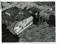 1968-567 In de bouwput voor de metrotunnel van Blaak bij Gerzon zijn archeologische vondsten gedaan. Een keldervloer ...