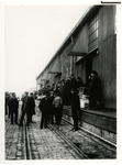1968-828 Landverhuizers (emigranten) wachten op vervoer naar Amerika.