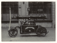 1969-1574 Een brandbluswagen met handbrandspuit van de Rotterdamse brandweer in dienst gesteld in 1902, gemaakt door de ...