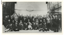 1969-1581 Groepsfoto van het personeel van de zeilmakerij Bingham, met (in het midden) de directeur Van Vollenhoven, ...