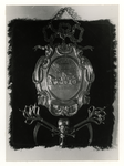 1971-1119 Een zilveren begrafenisschild van het Zakkendragersgilde uit het eind van de achttiende eeuw (1782). In het ...