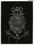 1971-1121 Een zilveren begrafenisschild van het Zakkendragersgilde uit het eind van de achttiende eeuw (1782). In het ...