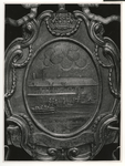 1971-1122 Een zilveren begrafenisschild van het Zakkendragersgilde uit het eind van de achttiende eeuw (1782). In het ...