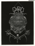 1971-1123 Een zilveren begrafenisschild van het Zakkendragersgilde uit het eind van de achttiende eeuw (1782). In het ...