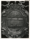 1971-1124 Een zilveren begrafenisschild van het Zakkendragersgilde uit het eind van de achttiende eeuw (1782). In het ...