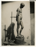1971-342 Een beeldhouwwerk van een man.
