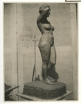 1971-403 Een beeldhouwwerk van een vrouw.