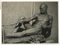 1971-405 Een beeldhouwwerk van een man.