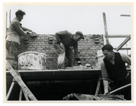 1972-11591a Mestelaars aan het werk op een bouwsteiger.