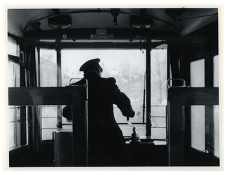 1972-12573a Een trambestuurder van de Rotterdamsche Electrische Tram (RET) rijdt door winterse omstandigheden.