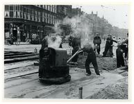 1972-7368a Straatwerkers zijn bezig met het egaliseren van de ondergrond voor de bestrating van de Lage Erfbrug over de ...