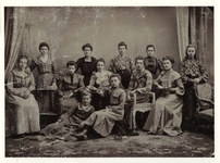 1973-1678 Groepsfoto van de Gereformeerde Meisjesvereniging Overschie in het atelier van de fotograaf.