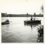 1973-1777 Surveillancegebied van Bureau Noord van de gemeentepolitie. Politie op de Bergse Plas, een politiebootje ...