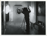 1973-817 Fotograaf M.K. van Essen van de Gemeentelijke Archiefdienst in actie tijdens opnamen in het Historisch Museum ...