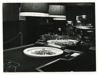 1975-2161 Roulette- en pokertafels in het interieur van een illegaal casino.