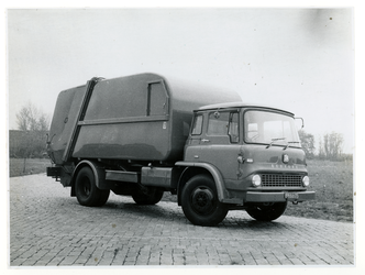 1975-325 Vuilniswagen in gesloten toestand van de ROTEB (Reiniging, Ontsmetting, Transport en Bedrijfswerkplaatsen).