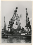 1976-14490 Verladen van kolen bij de Scheepvaart en Steenkolen Maatschappij omstreeks 1938.