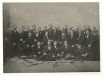 1976-194 Een voor de fotograaf opgestelde groep heren van een vereniging.