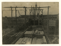 1976-217 De bouw van op staal gefundeerde kademuren in de Hoogenoord aan de Waalhaven.