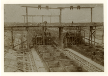 1976-219 De bouw van op staal gefundeerde kademuren in de Hoogenoord aan de Waalhaven.