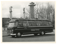 1976-6981 Een autobus van Europa Express Holland (Rotterdam - Den Haag) van het merk Parlor Cars staat geparkeerd voor ...