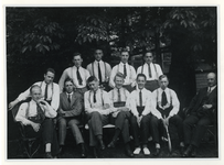 1976-998 Groepsfoto's van jongens in de eindexamenklas A en B met hun gymnastiekleraar Warmolts van het Erasmiaans ...