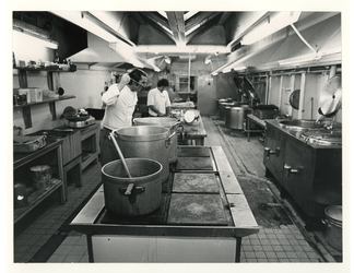 1977-101 Een kok proeft zijn brouwsel in de keuken van het schip de Seven Seas . Het schip dienst voor de huisvesting ...