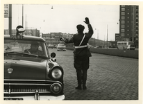 1977-838 Politie in actie. Verkeerscontrole. Agent sommeert personenauto te stoppen.