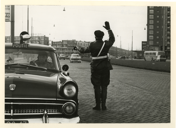 1977-838 Politie in actie. Verkeerscontrole. Agent sommeert personenauto te stoppen.