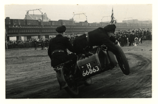 1977-862 Motordemonstratie. Politie op motorfiets met zijspan geeft een behendigheidsdemonstratie op het terrein bij ...