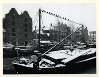 1978-455 Besneeuwde schepen in de Voorhaven, met op de achtergrond Historisch Museum De Dubbelde Palmboom.