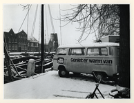 1978-461 Het busje van de firma Choco met de spreuk Geniet er warm van temidden van de besneeuwde omgeving van de Voorhaven.