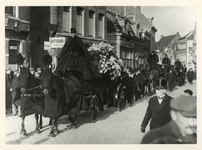 1980-1884 De begrafenisonderneming van J. van Dijk organiseert een begrafenisstoet van Bernardus Bos met de Onderlinge ...
