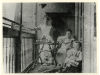 1980-1896 Martha Stok van Veelo met links dienstbode Anna en rechts Arie Stok junior op het balkon van de woning aan de ...
