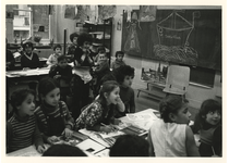 1980-538 Schoolklas Dirk van de Waayschool in de Schietbaanstraat met Marokkaanse, Turkse en Kaapverdiaanse kinderen op ...