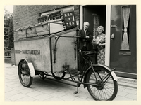 1981-1196 Dick van Maanen van bakkerij Van Gelder bezorgt met een fietskar brood aan huis op Heijplaat.