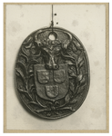 1981-1510-1 Koperen amulet met het familiewapen van Jan de Rooy in het Museum van Oudheden.